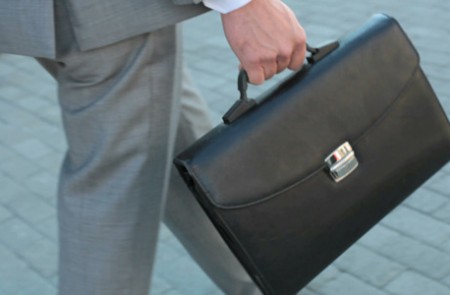 Offriamo servizi per aziende per trasporto di personale con berlina e van Mercedes-Benz.